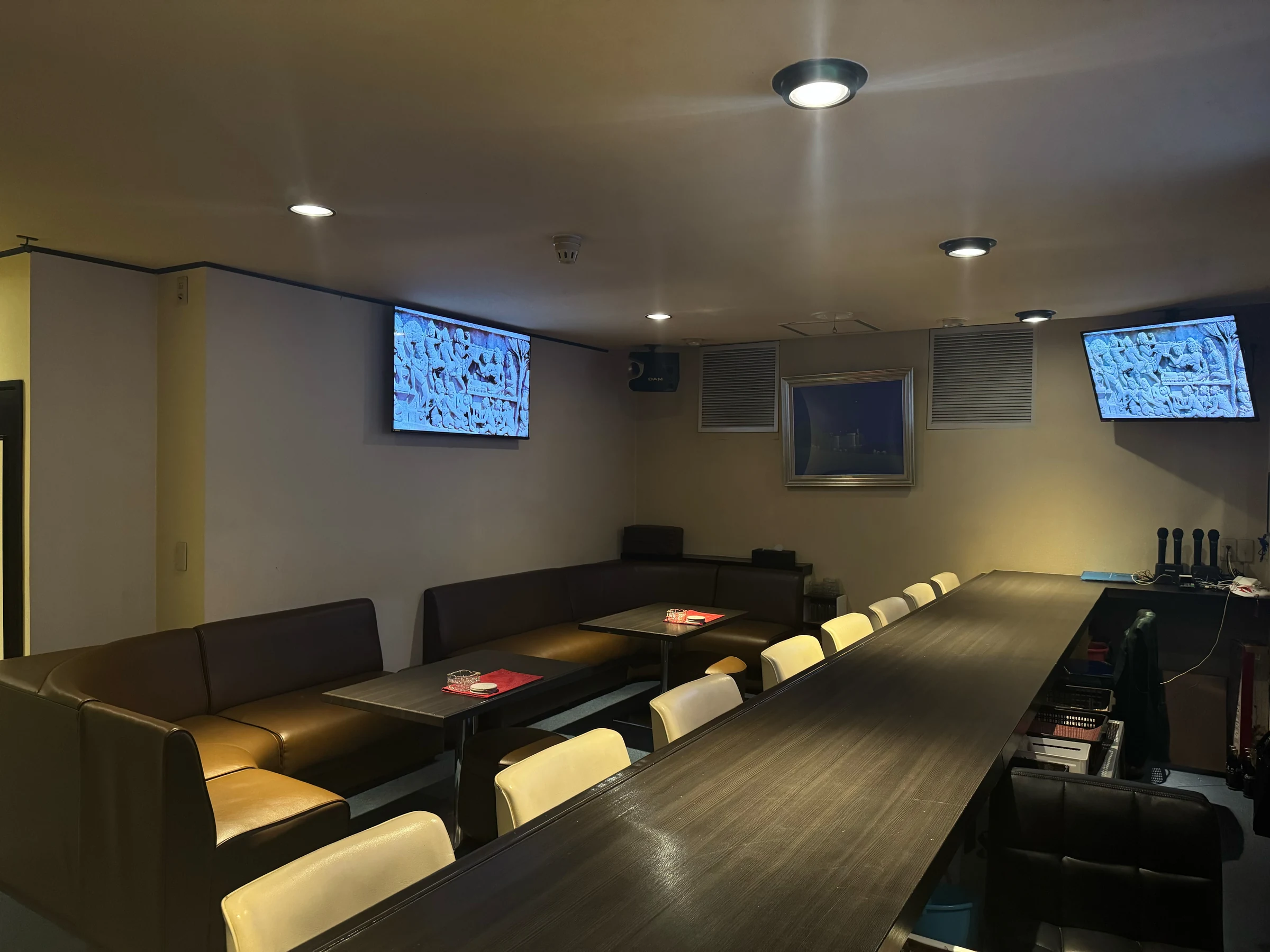 逢叶のカウンターとボックス席を見渡す店内全景