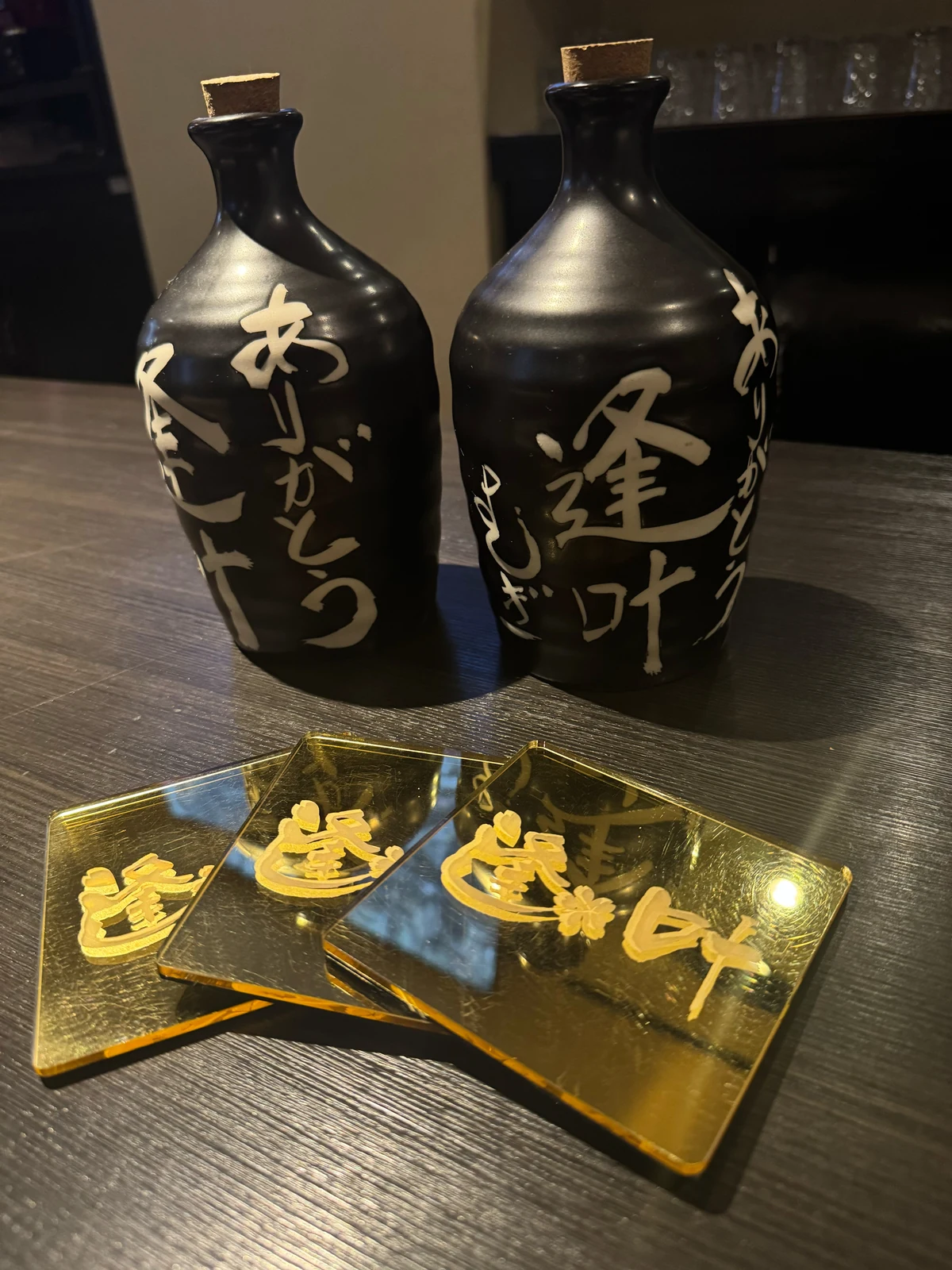 逢叶のボトルキープ用陶器とロゴ入りコースター